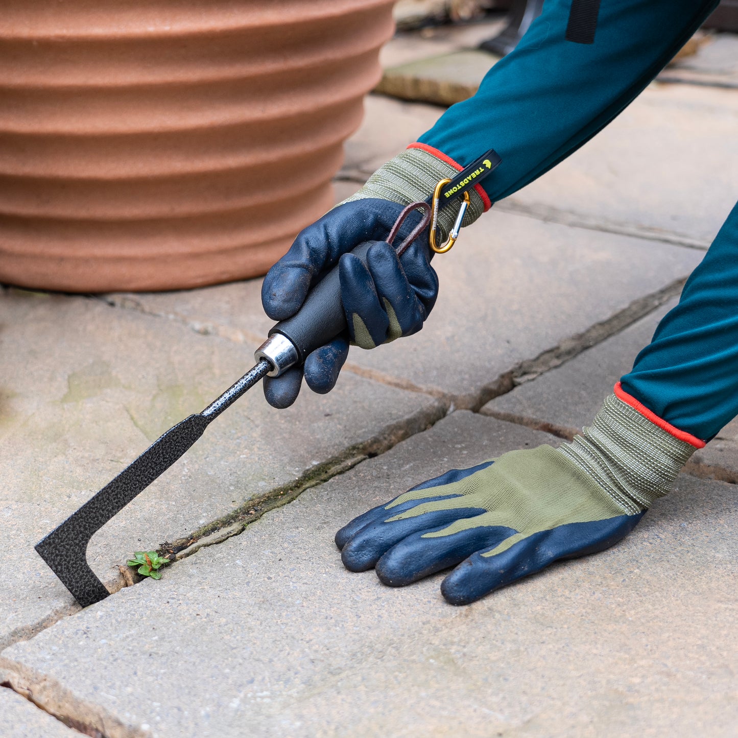Gloves with patio knife