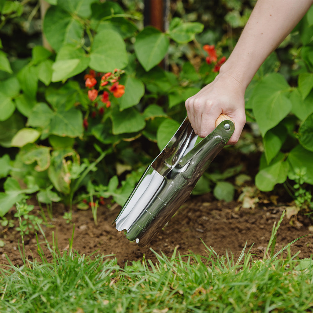 Metal bulb planter with wooden handle