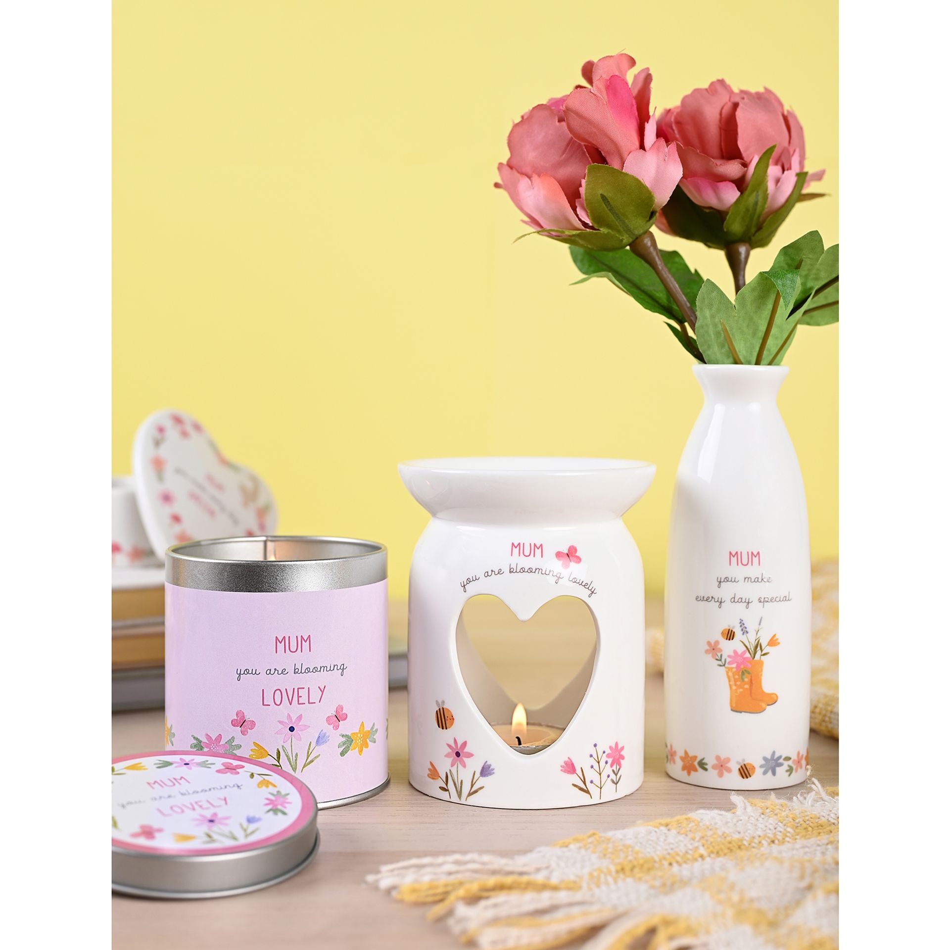 Decorative items including a candle, diffuser, and vase with 'Mum' text on a yellow background.